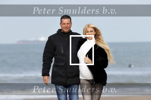 Scheveningen 22 oktober 2020
Samantha de Jong ( Barbie) hoogzwanger op het strand met partner Gerrit