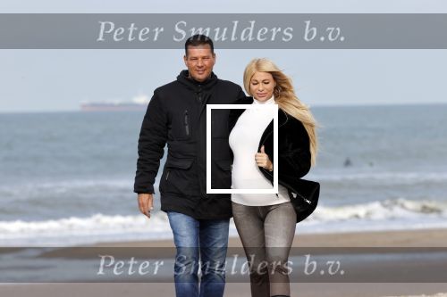 Scheveningen 22 oktober 2020
Samantha de Jong ( Barbie) hoogzwanger op het strand met partner Gerrit