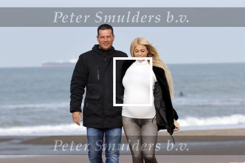 Scheveningen 22 oktober 2020
Samantha de Jong ( Barbie) hoogzwanger op het strand met partner Gerrit
