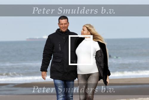 Scheveningen 22 oktober 2020
Samantha de Jong ( Barbie) hoogzwanger op het strand met partner Gerrit