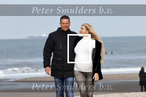 Scheveningen 22 oktober 2020
Samantha de Jong ( Barbie) hoogzwanger op het strand met partner Gerrit