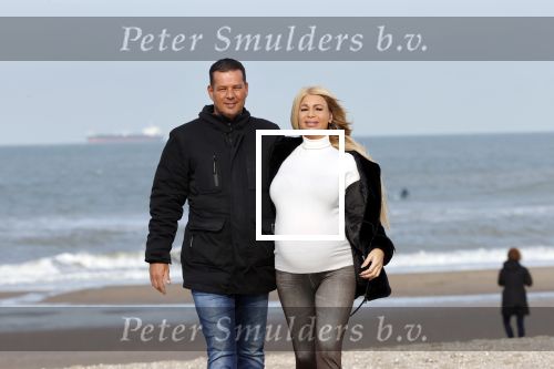 Scheveningen 22 oktober 2020
Samantha de Jong ( Barbie) hoogzwanger op het strand met partner Gerrit