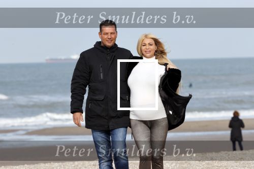 Scheveningen 22 oktober 2020
Samantha de Jong ( Barbie) hoogzwanger op het strand met partner Gerrit