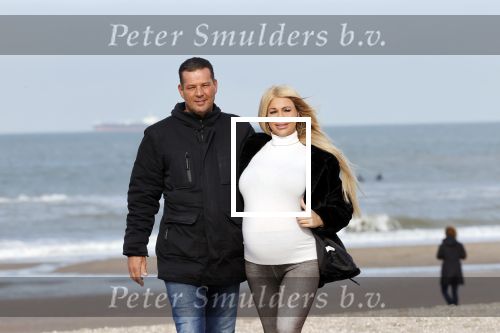 Scheveningen 22 oktober 2020
Samantha de Jong ( Barbie) hoogzwanger op het strand met partner Gerrit