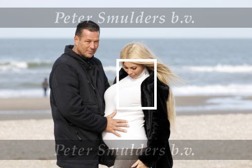 Scheveningen 22 oktober 2020
Samantha de Jong ( Barbie) hoogzwanger op het strand met partner Gerrit