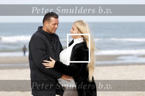 Scheveningen 22 oktober 2020
Samantha de Jong ( Barbie) hoogzwanger op het strand met partner Gerrit