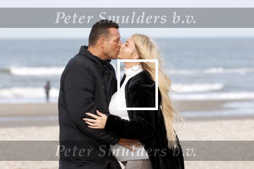 Scheveningen 22 oktober 2020
Samantha de Jong ( Barbie) hoogzwanger op het strand met partner Gerrit