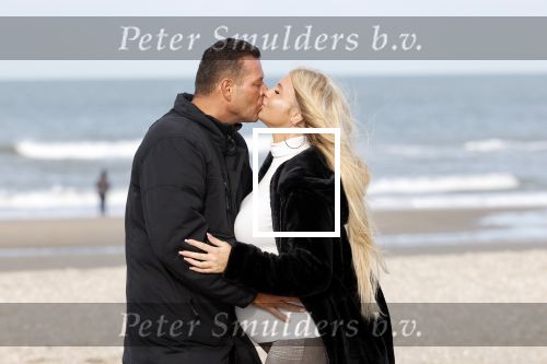 Scheveningen 22 oktober 2020
Samantha de Jong ( Barbie) hoogzwanger op het strand met partner Gerrit