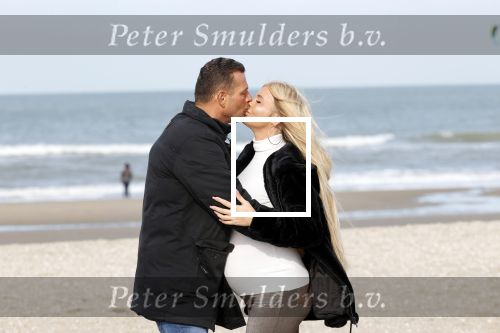 Scheveningen 22 oktober 2020
Samantha de Jong ( Barbie) hoogzwanger op het strand met partner Gerrit