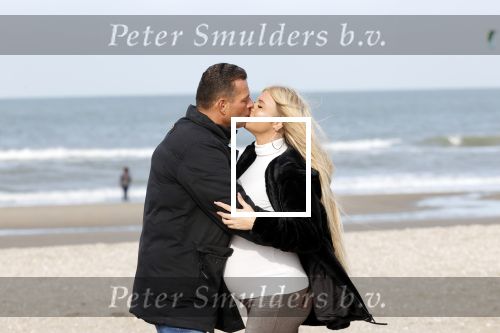 Scheveningen 22 oktober 2020
Samantha de Jong ( Barbie) hoogzwanger op het strand met partner Gerrit