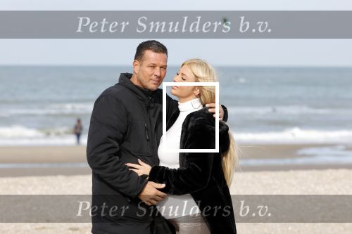 Scheveningen 22 oktober 2020
Samantha de Jong ( Barbie) hoogzwanger op het strand met partner Gerrit