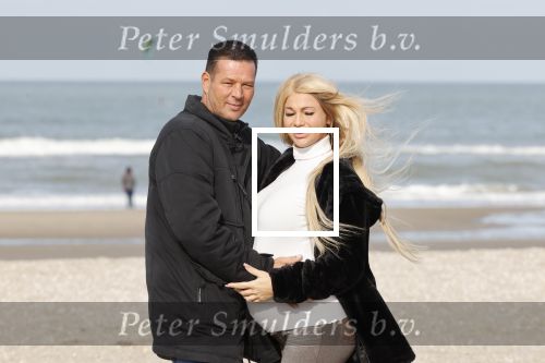 Scheveningen 22 oktober 2020
Samantha de Jong ( Barbie) hoogzwanger op het strand met partner Gerrit
