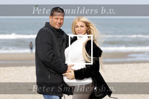 Scheveningen 22 oktober 2020
Samantha de Jong ( Barbie) hoogzwanger op het strand met partner Gerrit