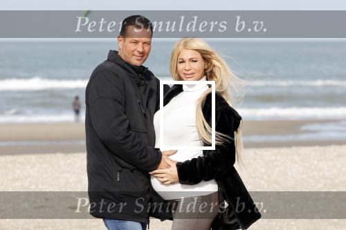 Scheveningen 22 oktober 2020
Samantha de Jong ( Barbie) hoogzwanger op het strand met partner Gerrit