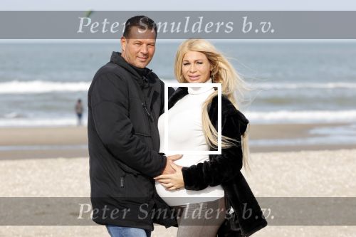 Scheveningen 22 oktober 2020
Samantha de Jong ( Barbie) hoogzwanger op het strand met partner Gerrit