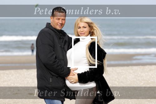 Scheveningen 22 oktober 2020
Samantha de Jong ( Barbie) hoogzwanger op het strand met partner Gerrit