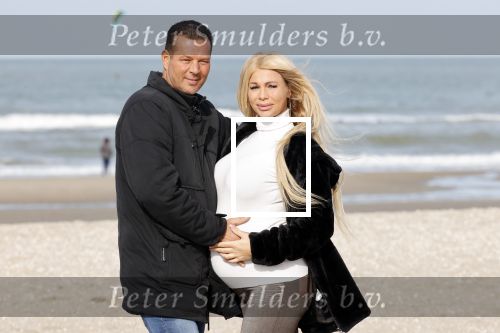 Scheveningen 22 oktober 2020
Samantha de Jong ( Barbie) hoogzwanger op het strand met partner Gerrit