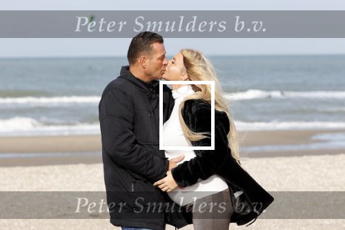 Scheveningen 22 oktober 2020
Samantha de Jong ( Barbie) hoogzwanger op het strand met partner Gerrit