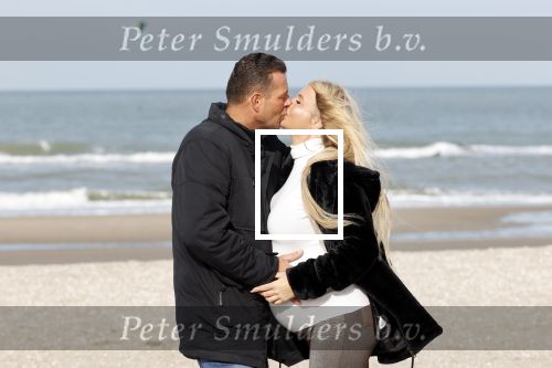 Scheveningen 22 oktober 2020
Samantha de Jong ( Barbie) hoogzwanger op het strand met partner Gerrit