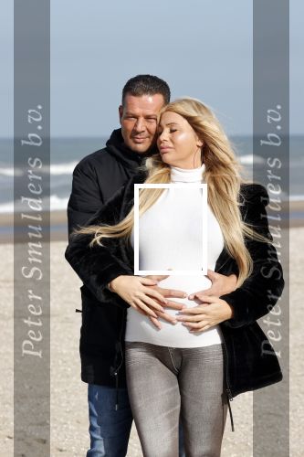 Scheveningen 22 oktober 2020
Samantha de Jong ( Barbie) hoogzwanger op het strand met partner Gerrit