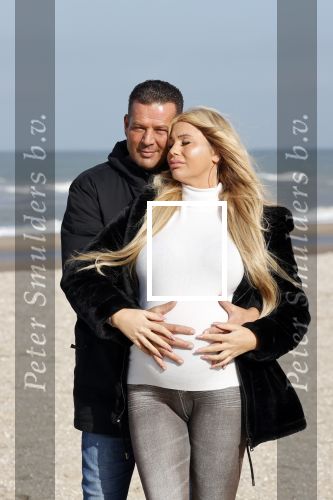 Scheveningen 22 oktober 2020
Samantha de Jong ( Barbie) hoogzwanger op het strand met partner Gerrit