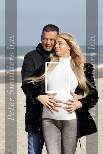 Scheveningen 22 oktober 2020
Samantha de Jong ( Barbie) hoogzwanger op het strand met partner Gerrit