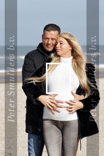 Scheveningen 22 oktober 2020
Samantha de Jong ( Barbie) hoogzwanger op het strand met partner Gerrit