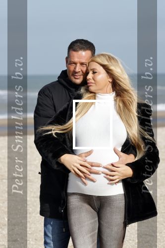Scheveningen 22 oktober 2020
Samantha de Jong ( Barbie) hoogzwanger op het strand met partner Gerrit