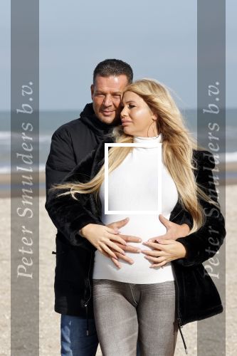Scheveningen 22 oktober 2020
Samantha de Jong ( Barbie) hoogzwanger op het strand met partner Gerrit