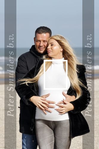 Scheveningen 22 oktober 2020
Samantha de Jong ( Barbie) hoogzwanger op het strand met partner Gerrit