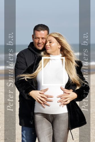 Scheveningen 22 oktober 2020
Samantha de Jong ( Barbie) hoogzwanger op het strand met partner Gerrit