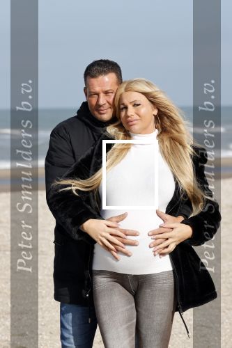 Scheveningen 22 oktober 2020
Samantha de Jong ( Barbie) hoogzwanger op het strand met partner Gerrit