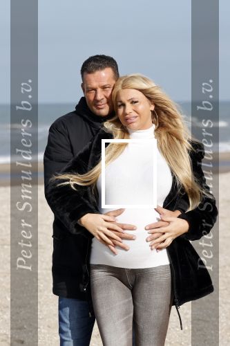 Scheveningen 22 oktober 2020
Samantha de Jong ( Barbie) hoogzwanger op het strand met partner Gerrit