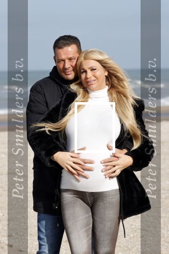 Scheveningen 22 oktober 2020
Samantha de Jong ( Barbie) hoogzwanger op het strand met partner Gerrit