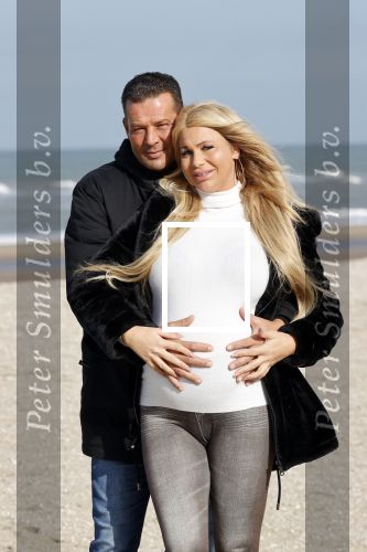 Scheveningen 22 oktober 2020
Samantha de Jong ( Barbie) hoogzwanger op het strand met partner Gerrit