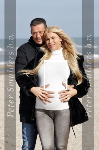 Scheveningen 22 oktober 2020
Samantha de Jong ( Barbie) hoogzwanger op het strand met partner Gerrit