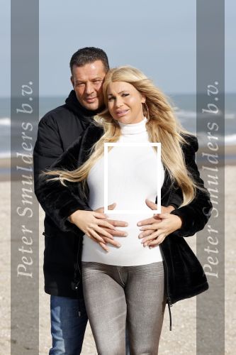 Scheveningen 22 oktober 2020
Samantha de Jong ( Barbie) hoogzwanger op het strand met partner Gerrit