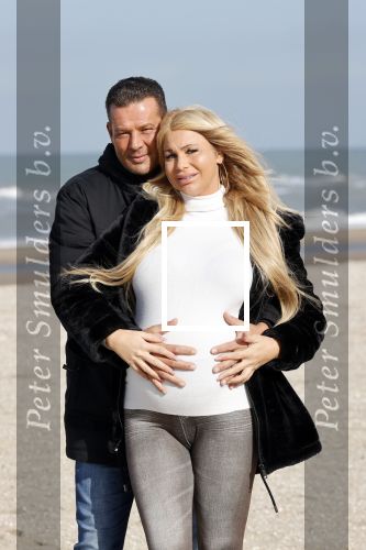 Scheveningen 22 oktober 2020
Samantha de Jong ( Barbie) hoogzwanger op het strand met partner Gerrit