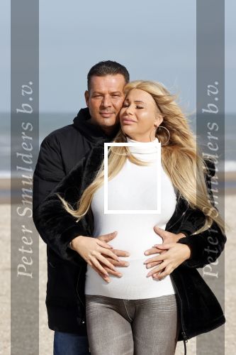 Scheveningen 22 oktober 2020
Samantha de Jong ( Barbie) hoogzwanger op het strand met partner Gerrit