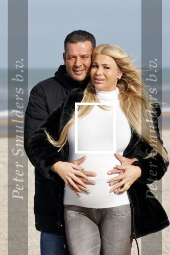 Scheveningen 22 oktober 2020
Samantha de Jong ( Barbie) hoogzwanger op het strand met partner Gerrit
