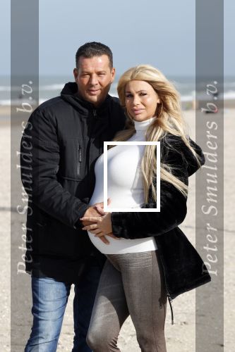Scheveningen 22 oktober 2020
Samantha de Jong ( Barbie) hoogzwanger op het strand met partner Gerrit