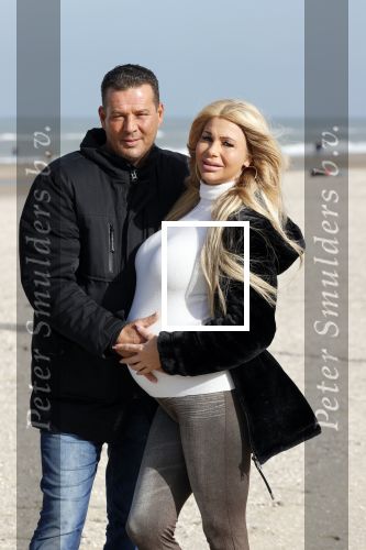 Scheveningen 22 oktober 2020
Samantha de Jong ( Barbie) hoogzwanger op het strand met partner Gerrit