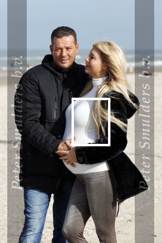 Scheveningen 22 oktober 2020
Samantha de Jong ( Barbie) hoogzwanger op het strand met partner Gerrit