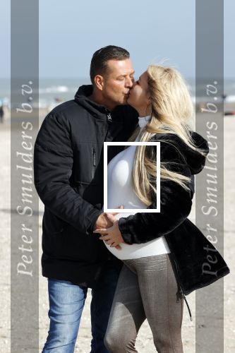 Scheveningen 22 oktober 2020
Samantha de Jong ( Barbie) hoogzwanger op het strand met partner Gerrit