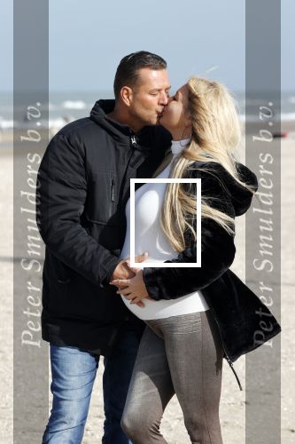Scheveningen 22 oktober 2020
Samantha de Jong ( Barbie) hoogzwanger op het strand met partner Gerrit