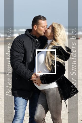 Scheveningen 22 oktober 2020
Samantha de Jong ( Barbie) hoogzwanger op het strand met partner Gerrit
