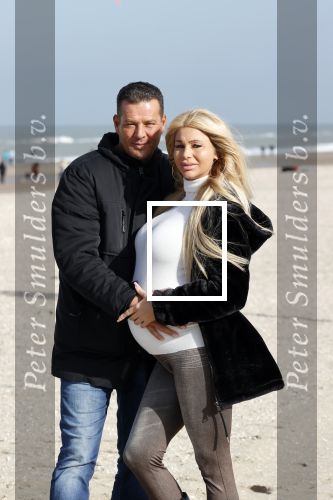 Scheveningen 22 oktober 2020
Samantha de Jong ( Barbie) hoogzwanger op het strand met partner Gerrit