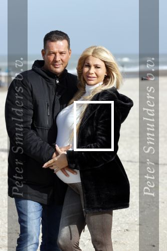Scheveningen 22 oktober 2020
Samantha de Jong ( Barbie) hoogzwanger op het strand met partner Gerrit