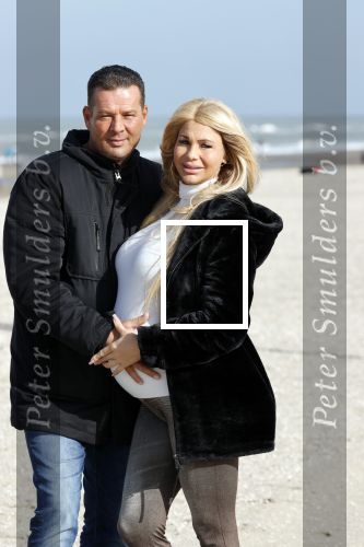 Scheveningen 22 oktober 2020
Samantha de Jong ( Barbie) hoogzwanger op het strand met partner Gerrit