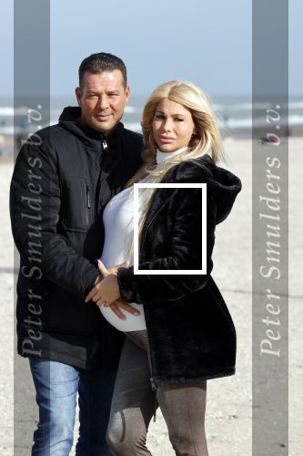 Scheveningen 22 oktober 2020
Samantha de Jong ( Barbie) hoogzwanger op het strand met partner Gerrit